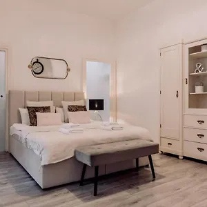 https://wenceslas-square-main-station-new-studio.praguehotelsweb.com